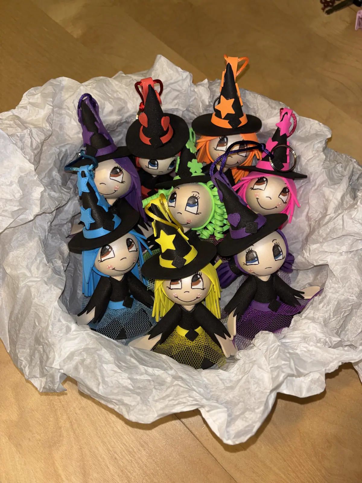Bruixes de tela fetes a mà en un taller, en una cistella