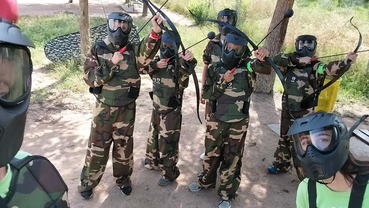 Un equip amb l'equipament de làser tag posat, abans de començar la partida